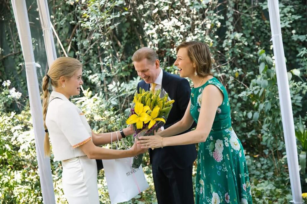 El embajador de Suecia acompañado por su señora esposa, recibiendo a los invitados a la celebracion de su Dia Nacional.