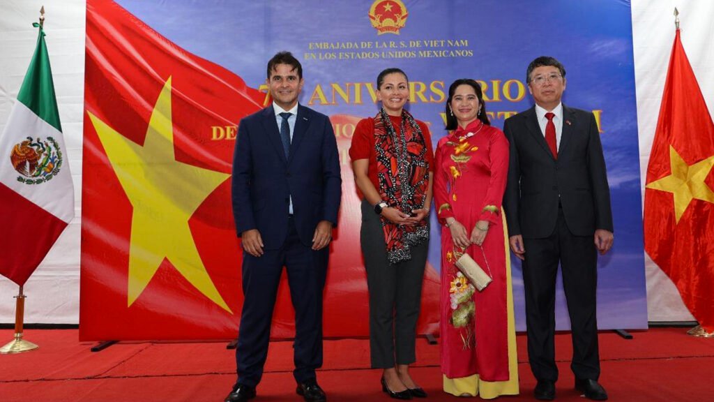 Fernnado Gonzalez Saiffe, Sra de Gonzalez, Sra.Trinh Thi Thu Ha y Nguyen Van Hai, embajador de Vietnam.