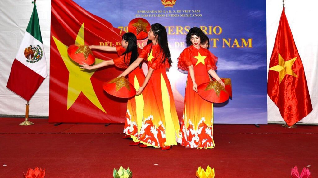 Los bailes vietnamitas presentes en la celebracion del Dia Nacional.