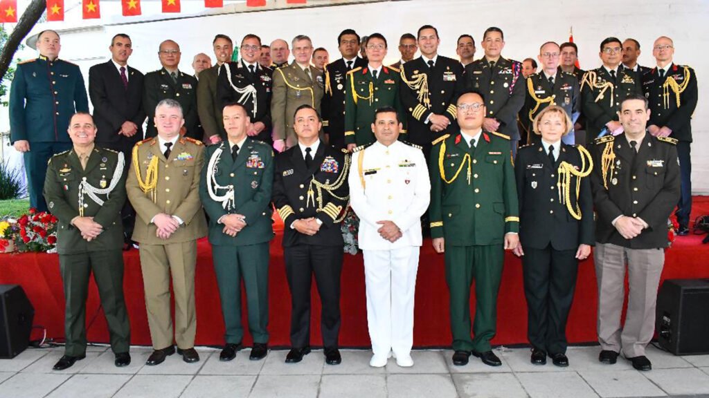 Agregados militares de distintas embajadas.