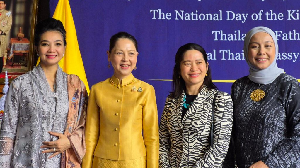 Las esposas de los embajadores de Indonesia, Tailandia, Vietnam y Malasia.