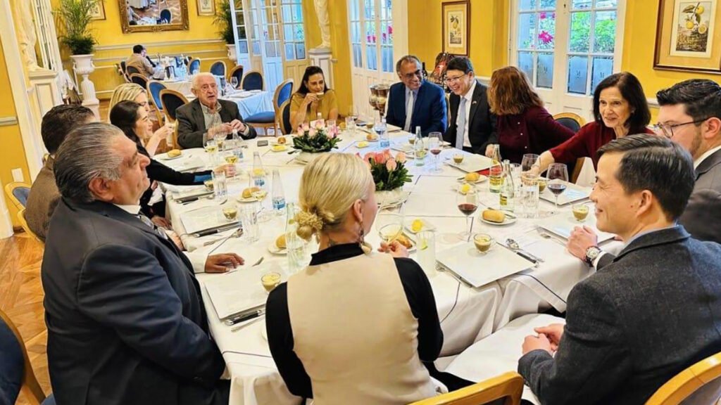 En un ambiente de amistad y cordialidad se llevó a cabo el almuerzo de bienvenida para el Embajador de Vietnam y su señora esposa.